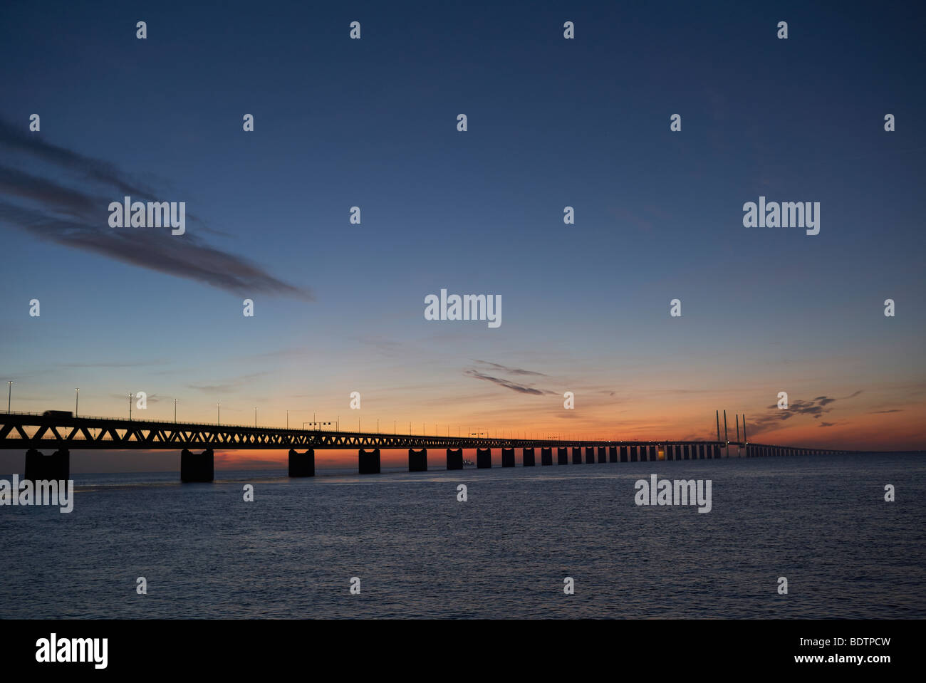 Öresund-Brücke bei Nacht Skane Stockfoto