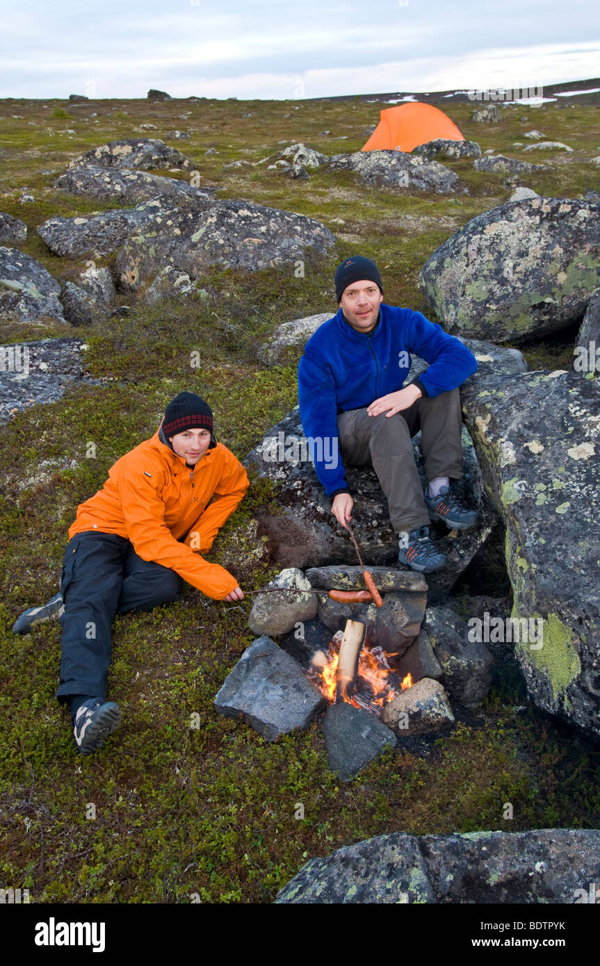 Männer sind an einem Bon-Feuer im Fjell, Schwedisch-Lappland Grillen. Stockfoto