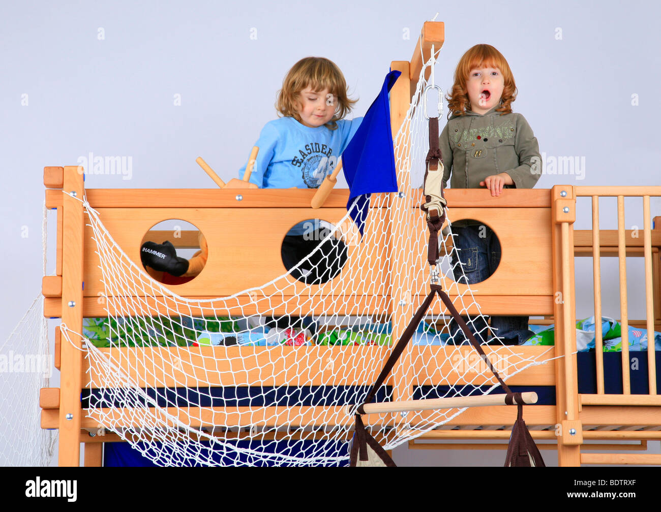 Kinder spielen im Billi-Bolli Bett loft Stockfoto