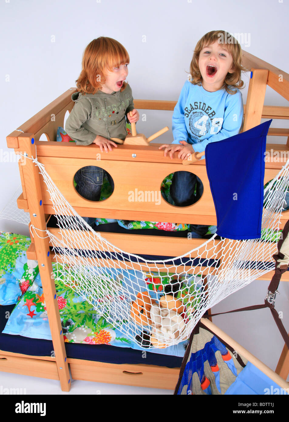Kinder spielen im Billi-Bolli Bett loft Stockfoto