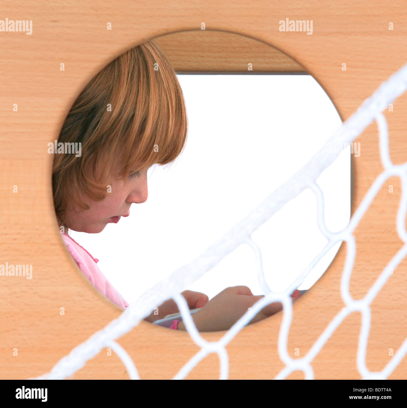 Kind spielt in ein Billi-Bolli Hochbett Stockfoto