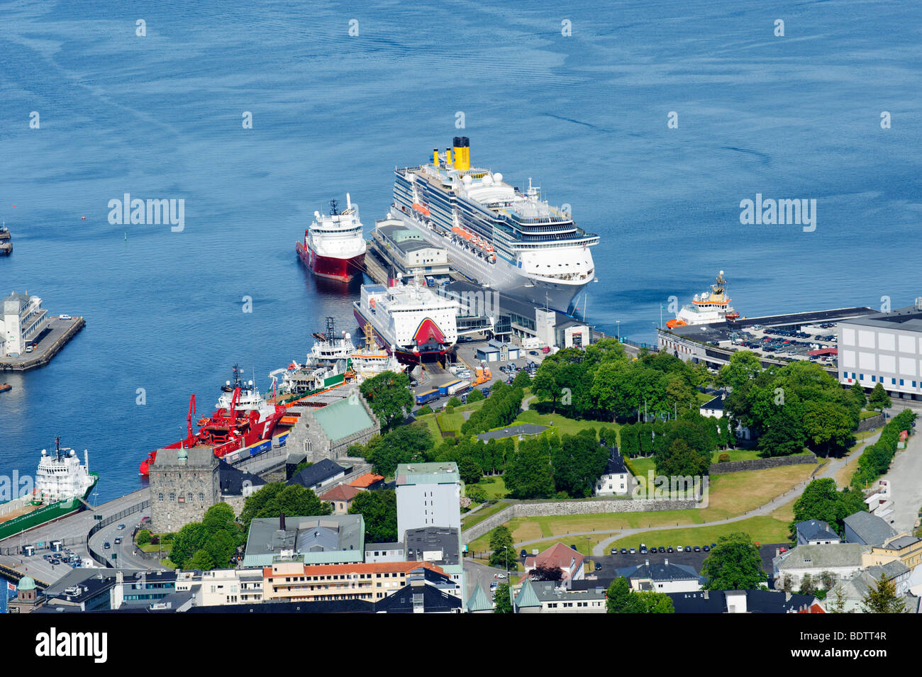 Cruise Liner und Bergenhus Festung aus dem Stadt-Hügel und Blick Punkt Floyen, Bergen, Norwegen, Europa Stockfoto