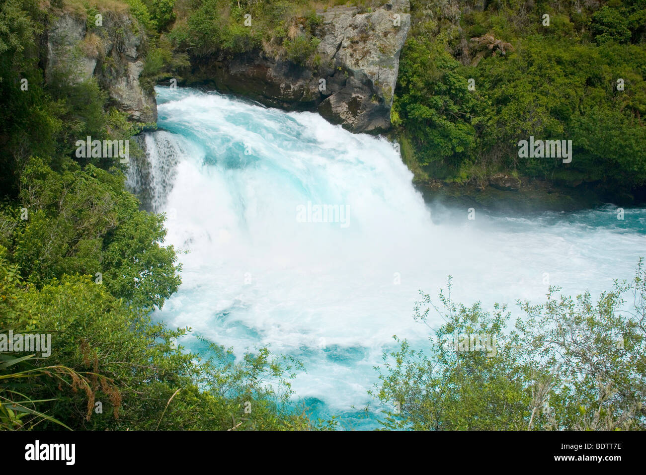 Huka Falls, unten Wassermassen des Waikato River Rauschen Huka Falls, Taupo, Nordinsel, Neuseeland Stockfoto