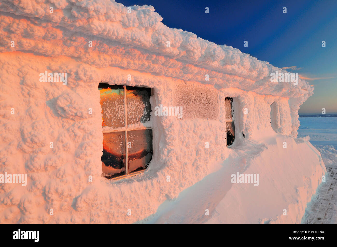 verschneiten Hütten am Berg Dundret in Schwedisch-Lappland Stockfoto