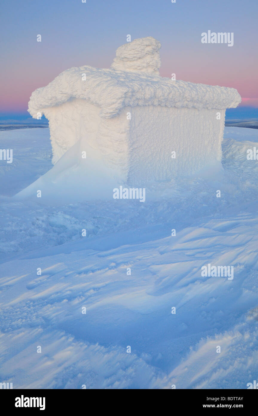eingeschneite Hütte am Berg Dundret in Schwedisch-Lappland Stockfoto