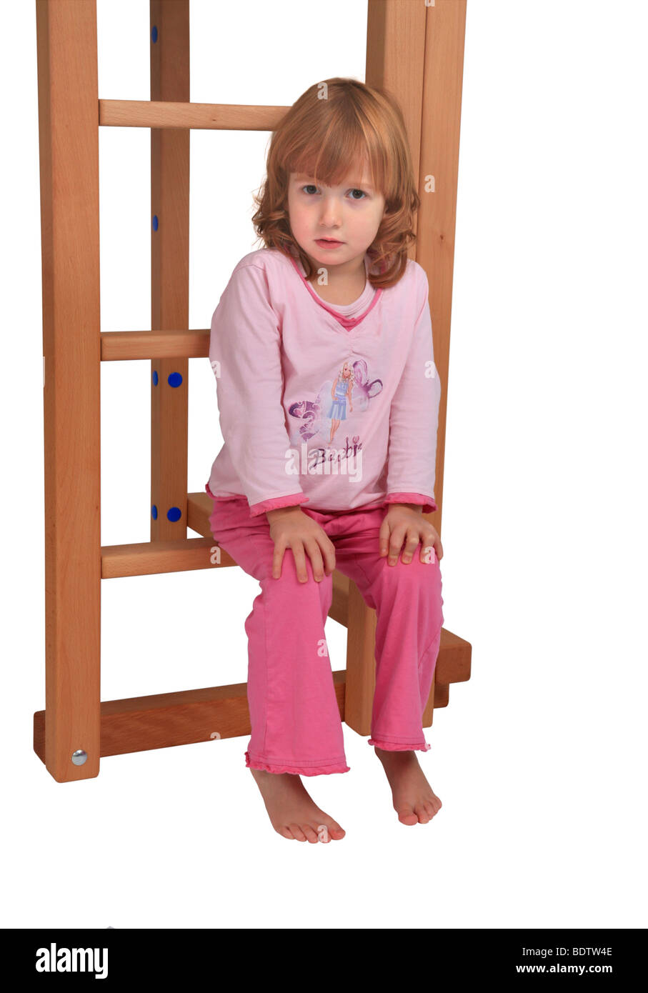 kleines Mädchen im Schlafanzug sitzt auf der Ledder ein Billi-Bolli Hochbett Stockfoto