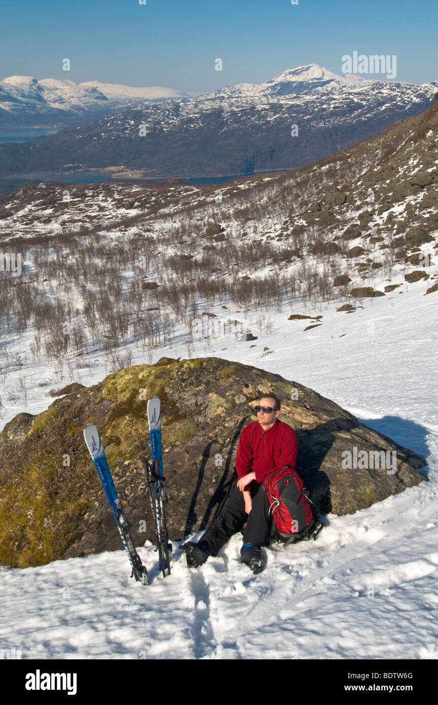 Skitourengeher Bei Einer Rast, Ofotfjord, Narvik, Nordland, Norwegen, brechen von Skitouren, Norwegen Stockfoto