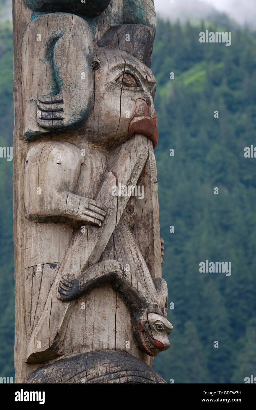 Wappenpfahl - (Totempfahl) / Totem Pol / Tlingit-Indianer - (Juneau) Stockfoto