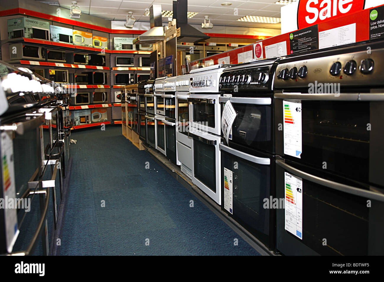 Instore-Bild von Herden mit kombinierten Backöfen und Kochplatten für Verkauf Stockfoto