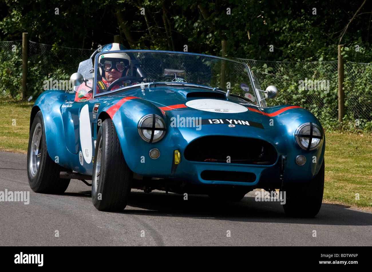 1964 AC Cobra Ausdauer Racer mit Fahrer Jack Sears beim Goodwood Festival of Speed, Sussex, UK. Stockfoto