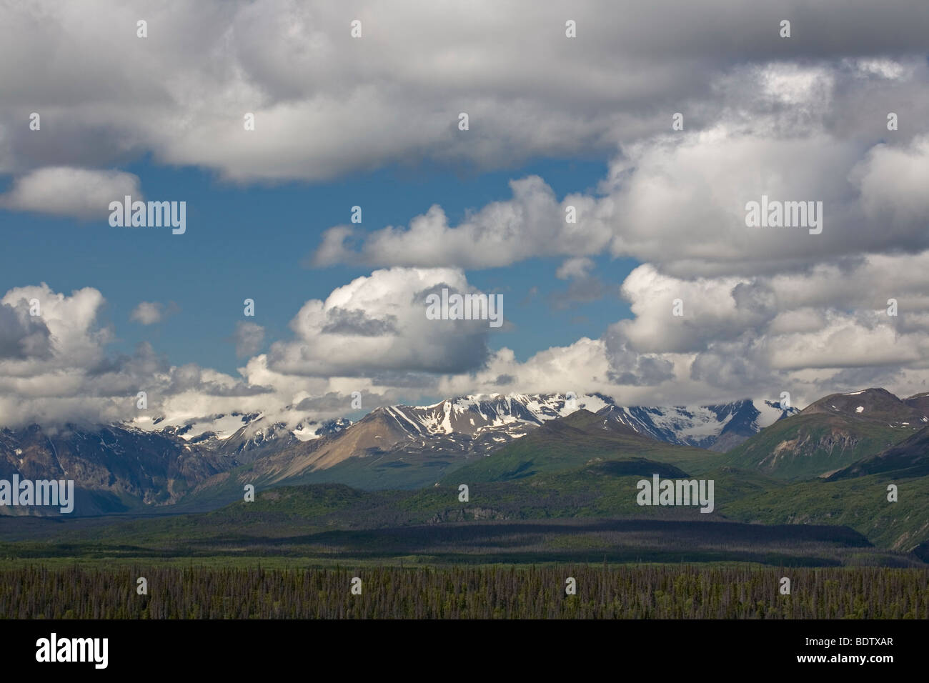 Kluane-Bergkette Und Wolken / Kluane-Range und Wolken / Kluane-Nationalpark - Canada Stockfoto