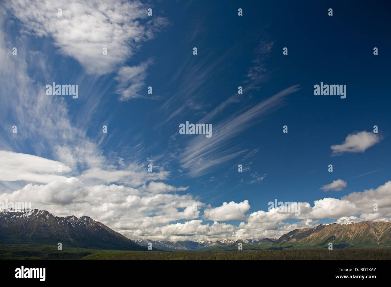 Kluane-Bergkette Und Wolken / Kluane-Range und Wolken / Kluane-Nationalpark - Canada Stockfoto