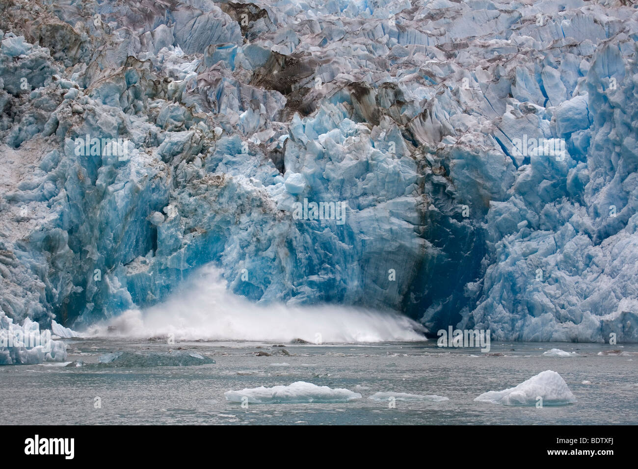 Sawyer-Gletscher - Kalbend / Sawyer-Gletscher - Kälber Eisberg / Juneau - Alaska Stockfoto