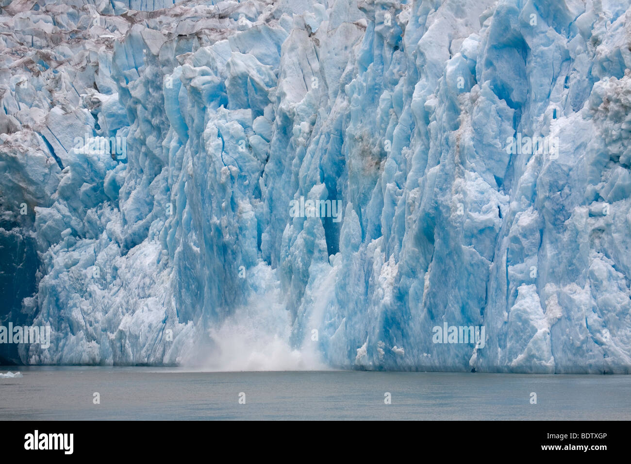 Sawyer-Gletscher - Kalbend / Sawyer-Gletscher - Kälber Eisberg / Juneau - Alaska Stockfoto