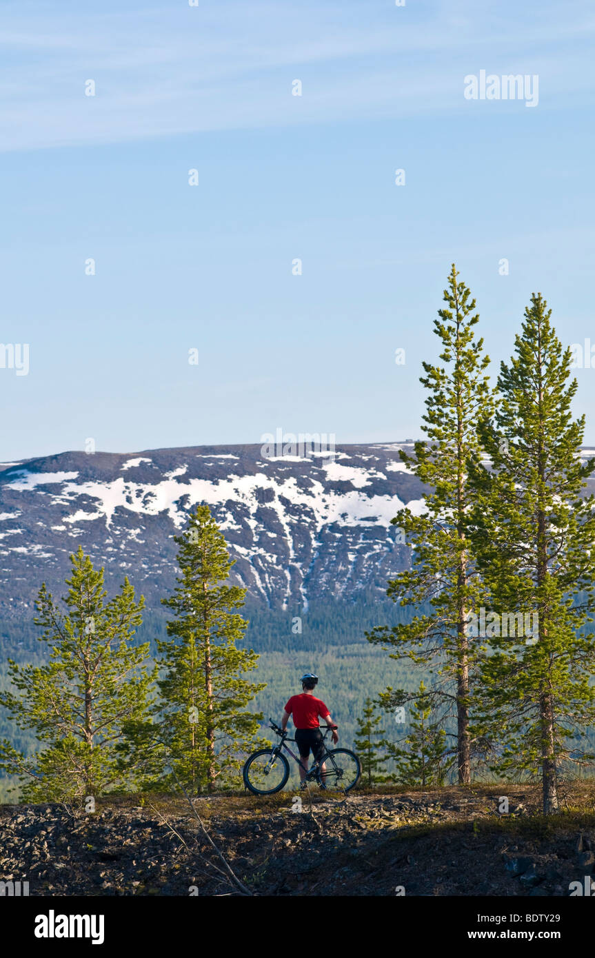 Downhill Radrennfahrer Uhren am Berg Dundret, Lappland, Schweden Stockfoto
