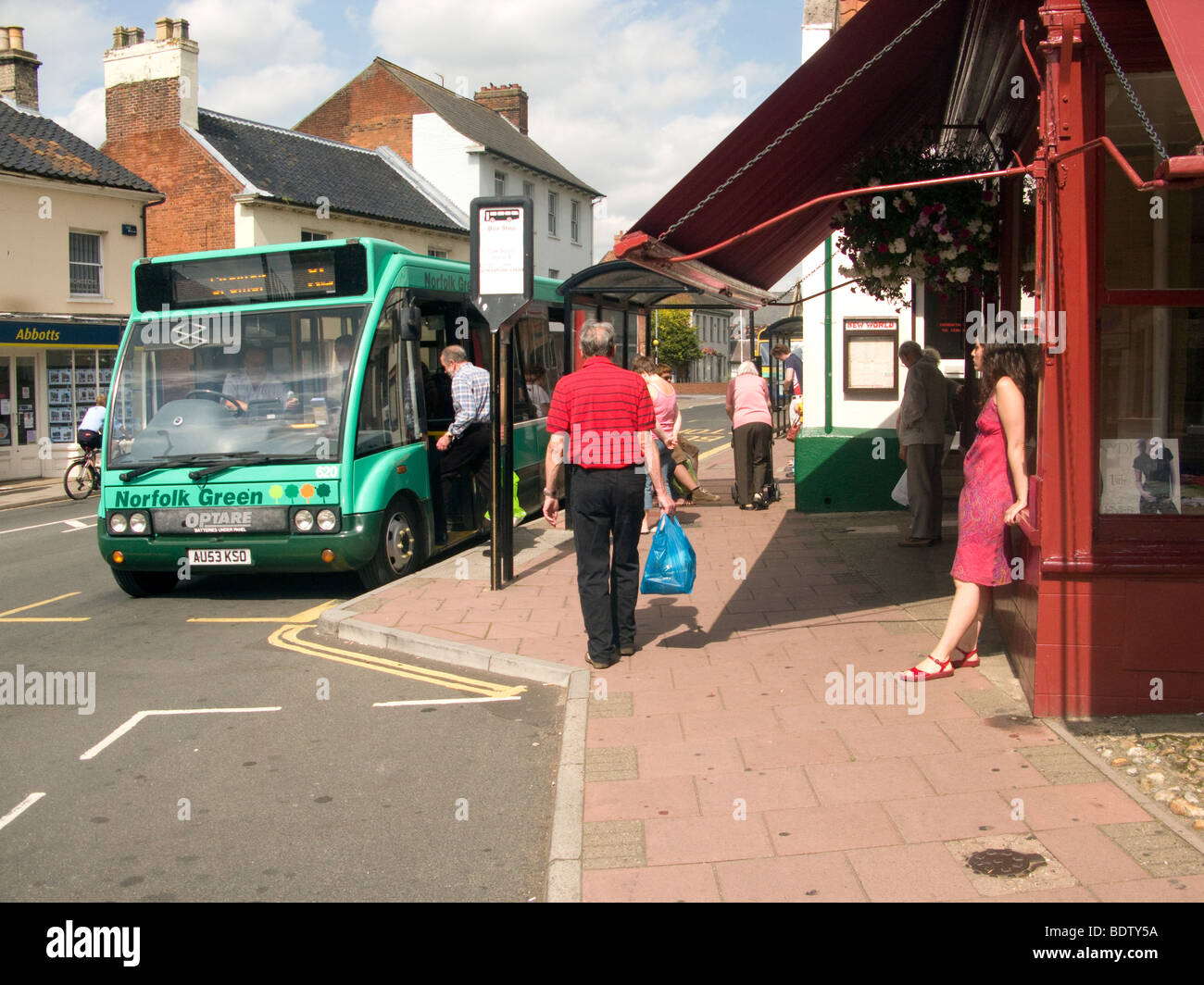 Straßenszene mit Bus, Fakenham, Norfolk Stockfoto