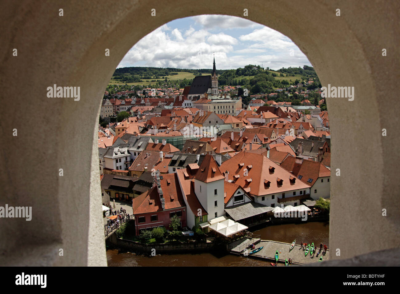 Blick durch ein Fenster des Schlosses auf Vltava (Moldau) und das historische Zentrum von Cesk Krumlov, Tschechische Republik, Europa Stockfoto
