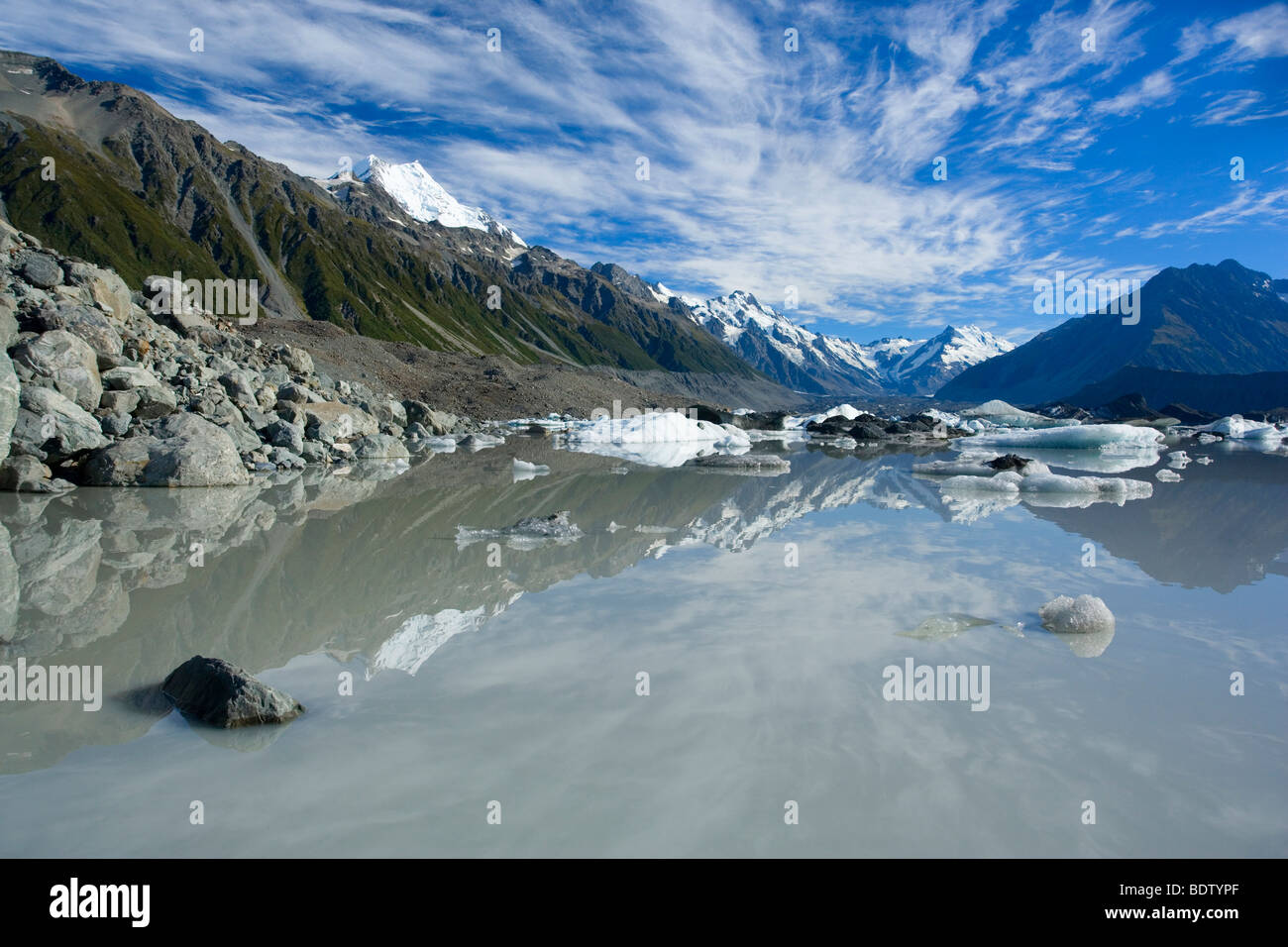 Berge des Mount Cook Nationalpark spiegelt sich in der Tasman Glacier Lake, Canterbury, Südinsel, Neuseeland Stockfoto