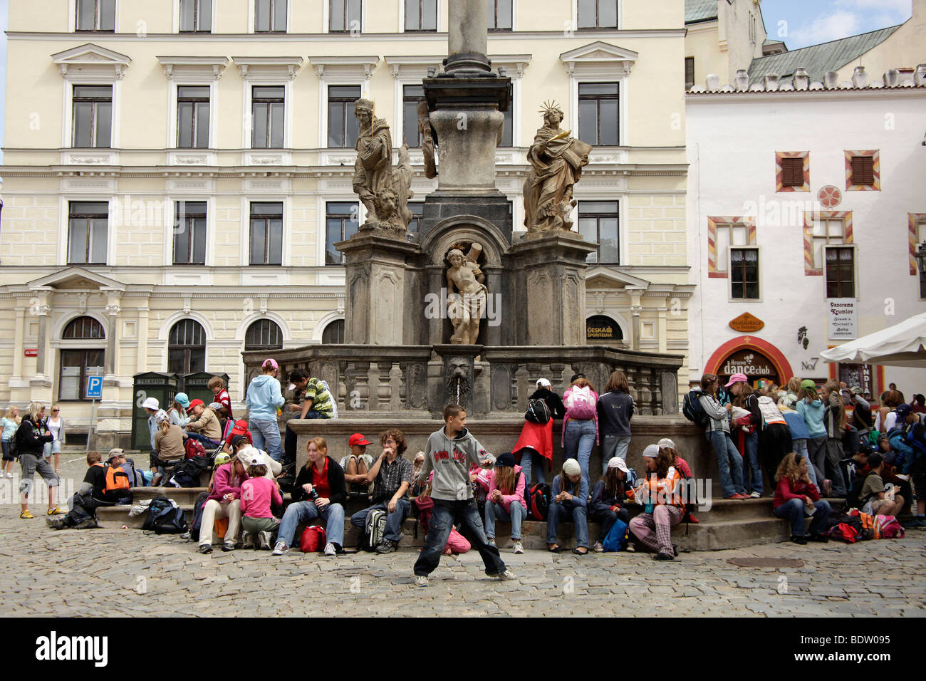 Schülerinnen und Schüler sitzen an der Mariensäule auf dem Marktplatz, Cesk Krumlov, Tschechische Republik, Europa Stockfoto