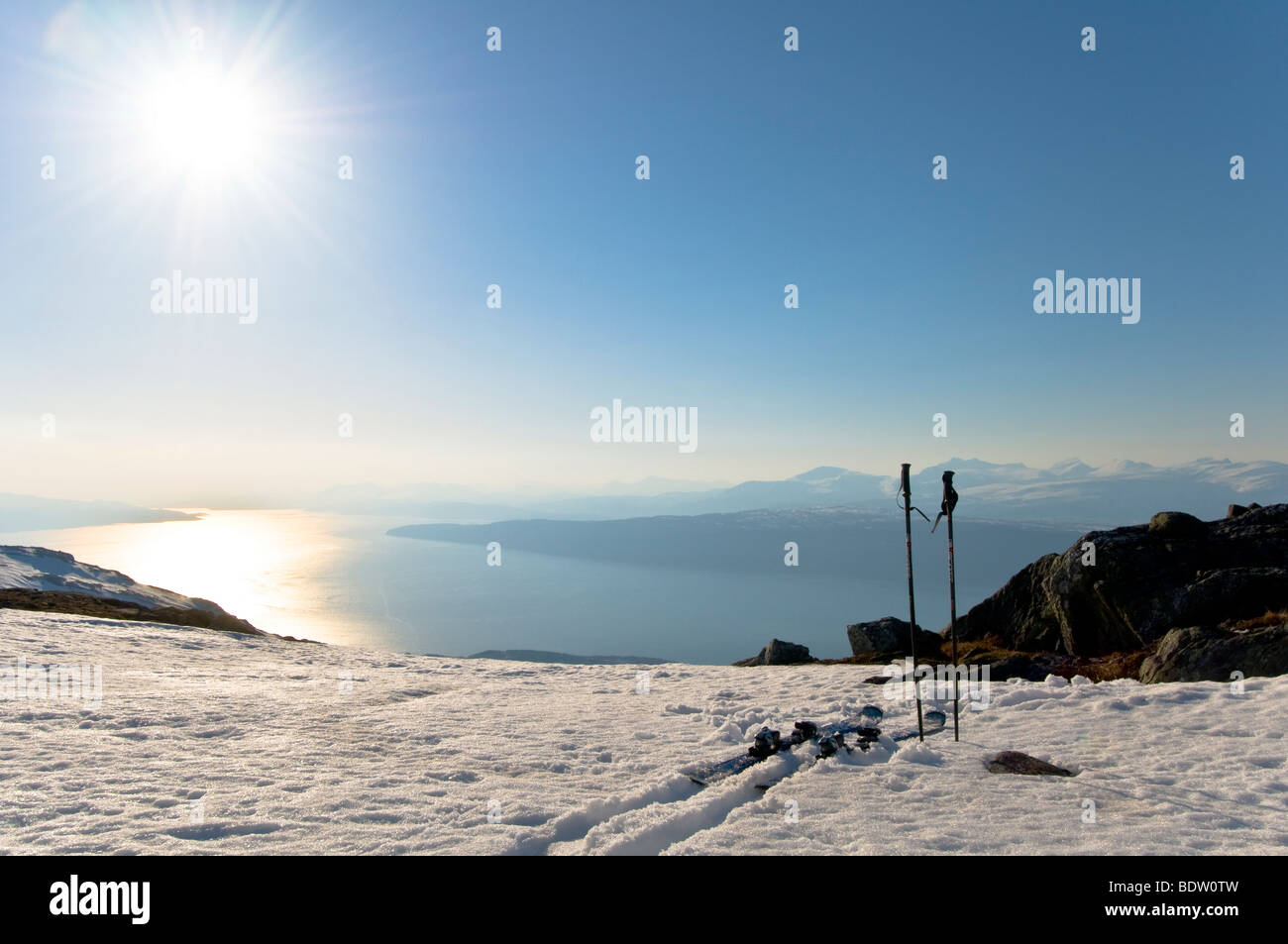 Schier Und Stoecke Im Schnee, Ofotfjord, Narvik, Nordland, Norwegen, Ski im Schnee an mit Blick auf den Fjord, Norwegen Stockfoto