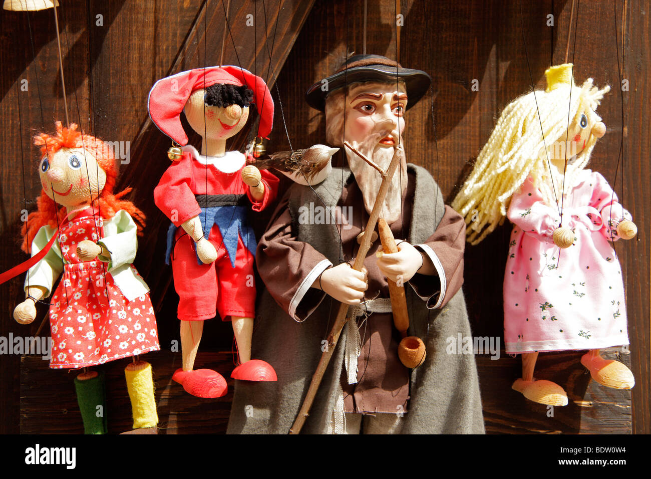 Puppen auf einen String in einen Souvenir-Shop in Cesk Krumlov, Tschechische Republik, Europa Stockfoto