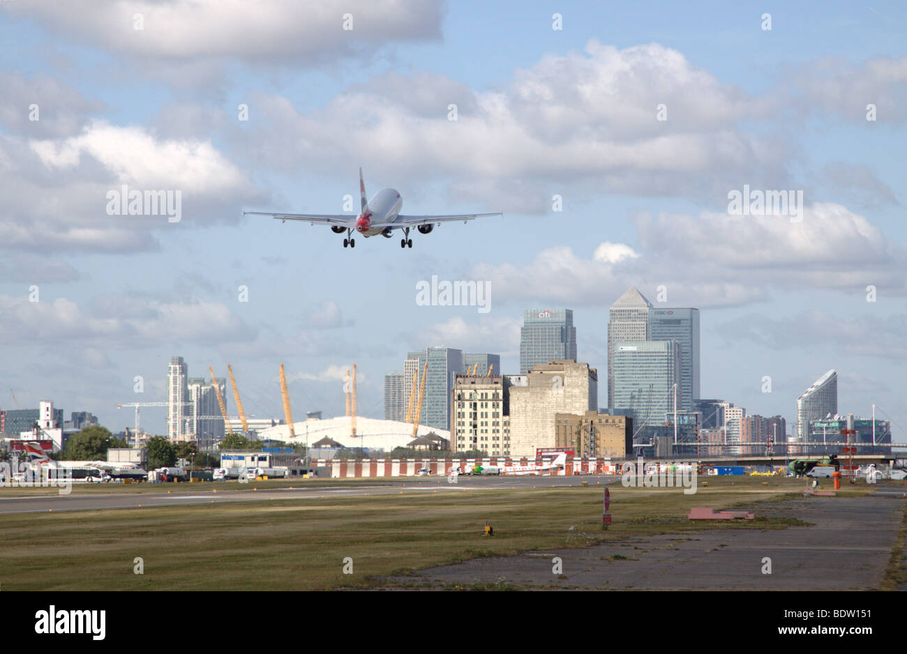 BA A318 Start der London City Airport in Heat Haze Stockfoto