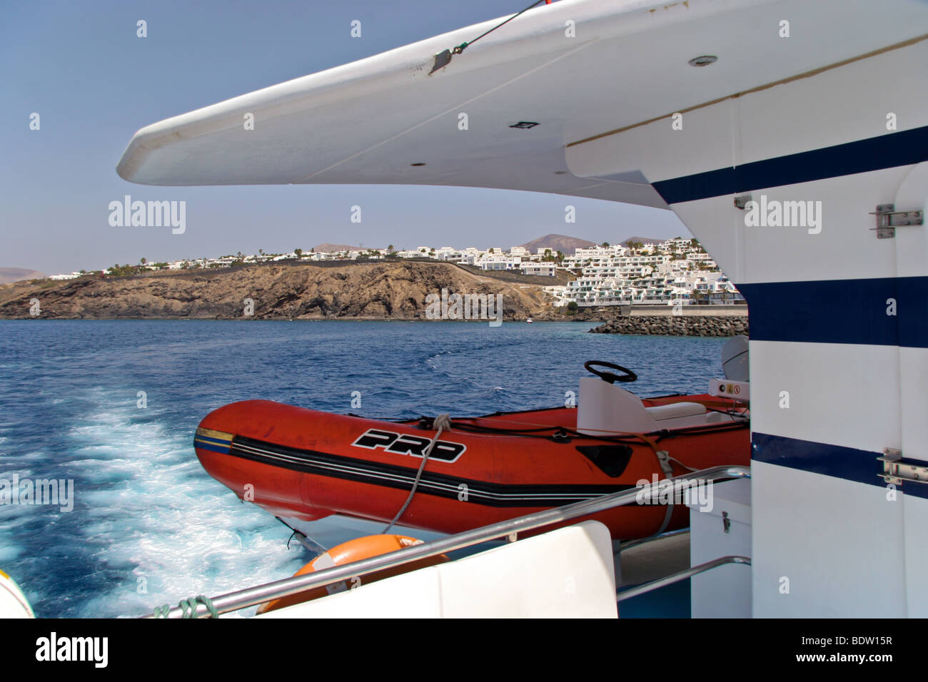 Blick vom lokalen Fähre entlang der Küste von Lanzarote in Betrieb Stockfoto