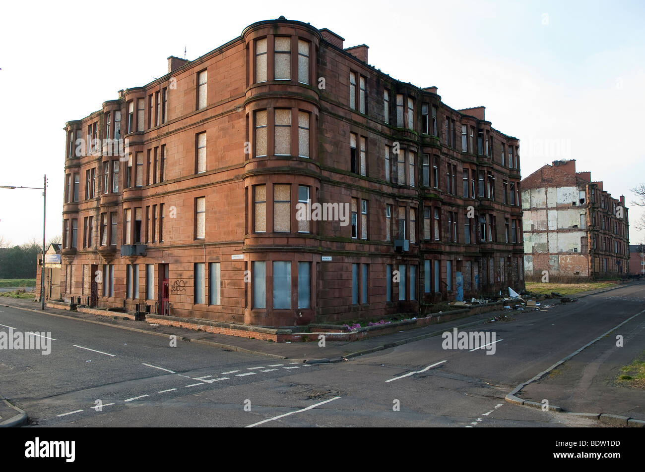 Wohnhäuser in Dalmarnock, Glasgow, Schottland warten auf Abbruch und Sanierung Stockfoto