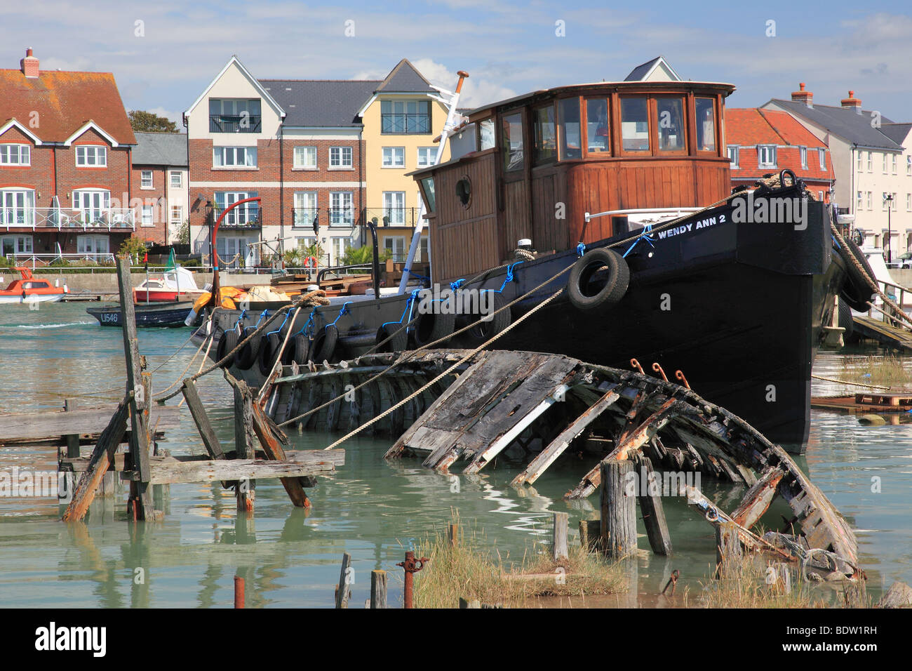 Wrack und das Boot auf dem Fluss Arun Littlehampton West Sussex UK Stockfoto