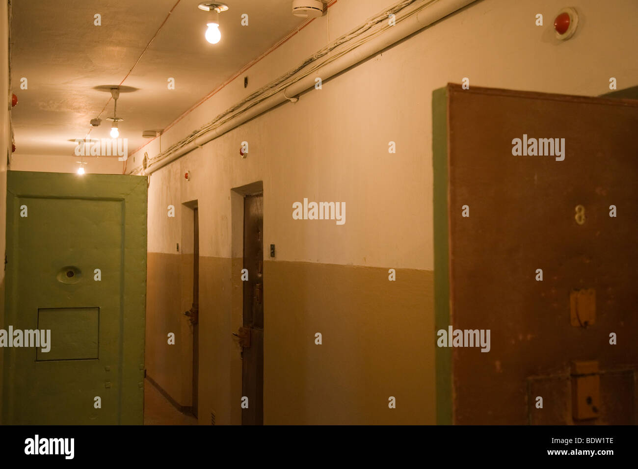 Korridor ehemaligen sowjetischen Gefängnis des Kgb, Ausschuss für staatliche Sicherheit, Vilnius, Litauen Stockfoto