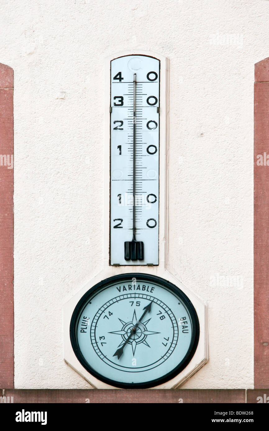 Thermometer und Barometer an einer Wand in Straßburg Stockfoto