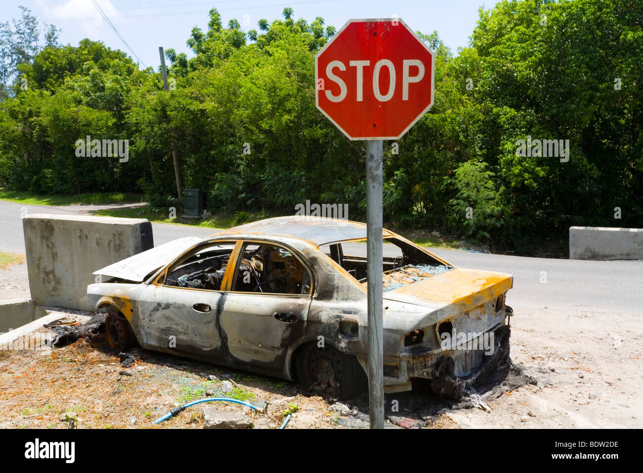 Überreste eines Autos nach Unfall und Feuer. Stockfoto