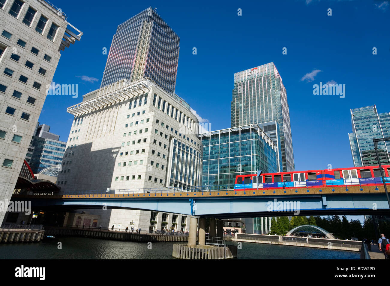 Canary Wharf Financial Banken mit DLR-Zug überqueren zum Hauptbahnhof. Stockfoto