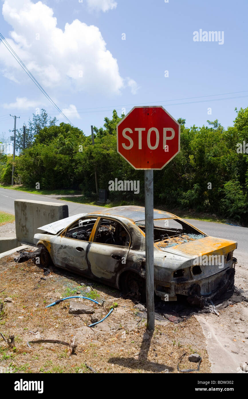 Überreste eines Autos nach Unfall und Feuer. Stockfoto