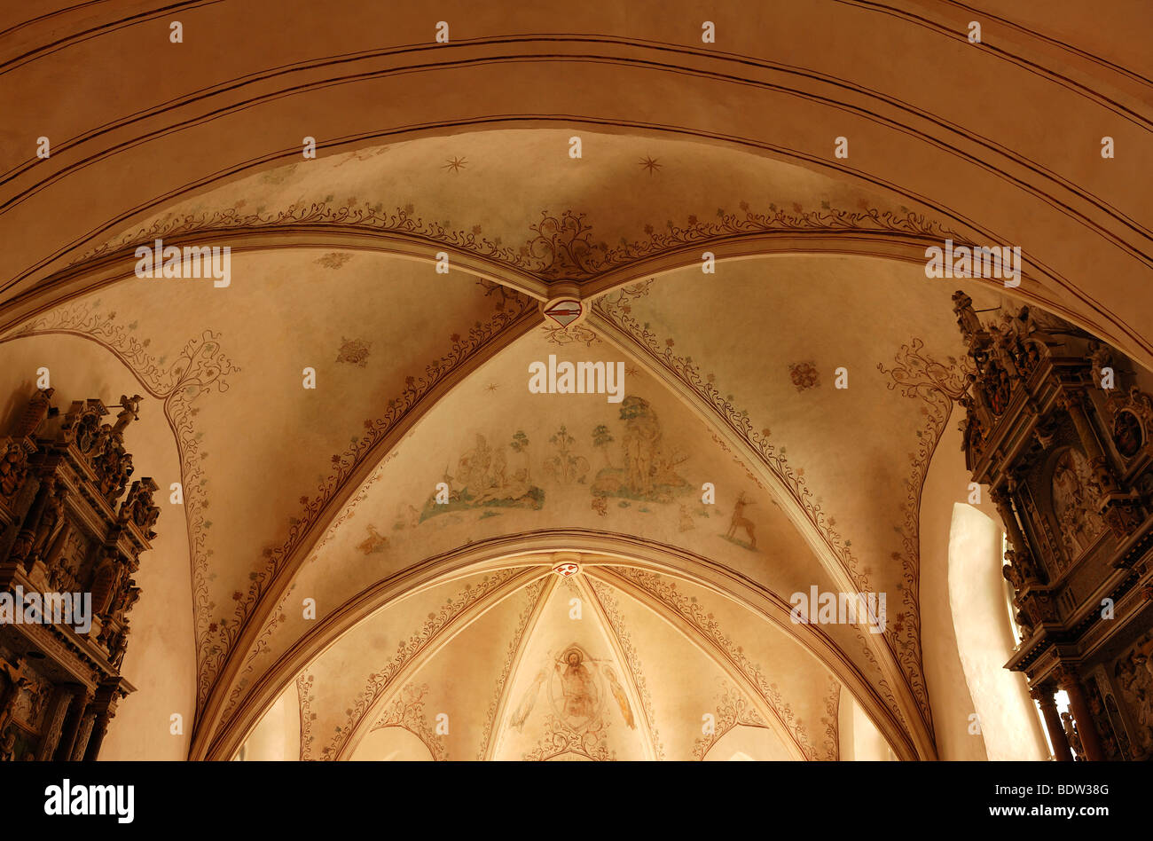 Gothic retikuliert Decke mit gotischen Fresken, linke und Rechte Epitaphien in der Nikolaikirche Kirche, Bad Essen, Niedersachsen, Stockfoto