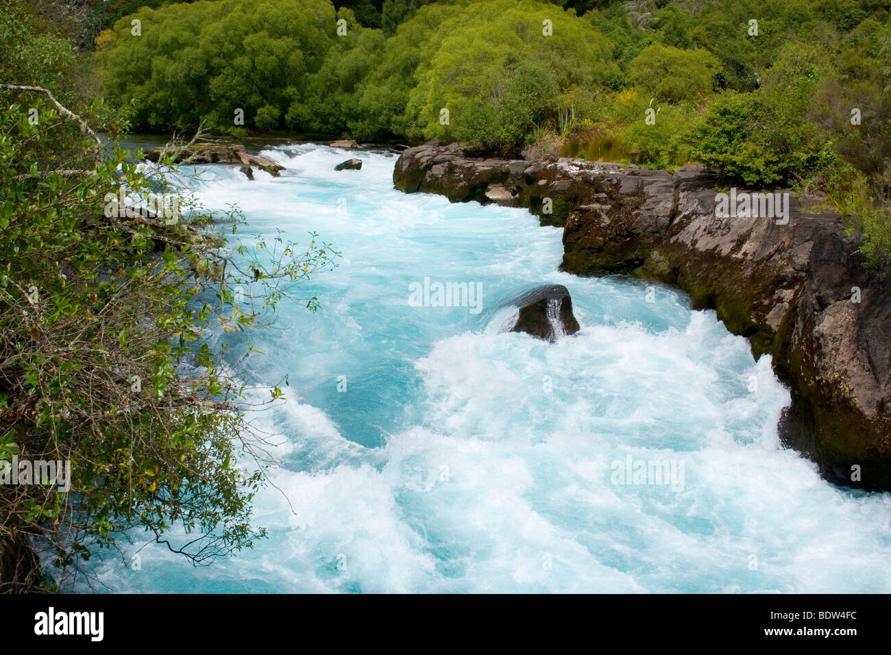 Wassermassen des Waikato River Rauschen durch eine Schlucht in Richtung Huka Falls Taupo, Nordinsel, Neuseeland Stockfoto