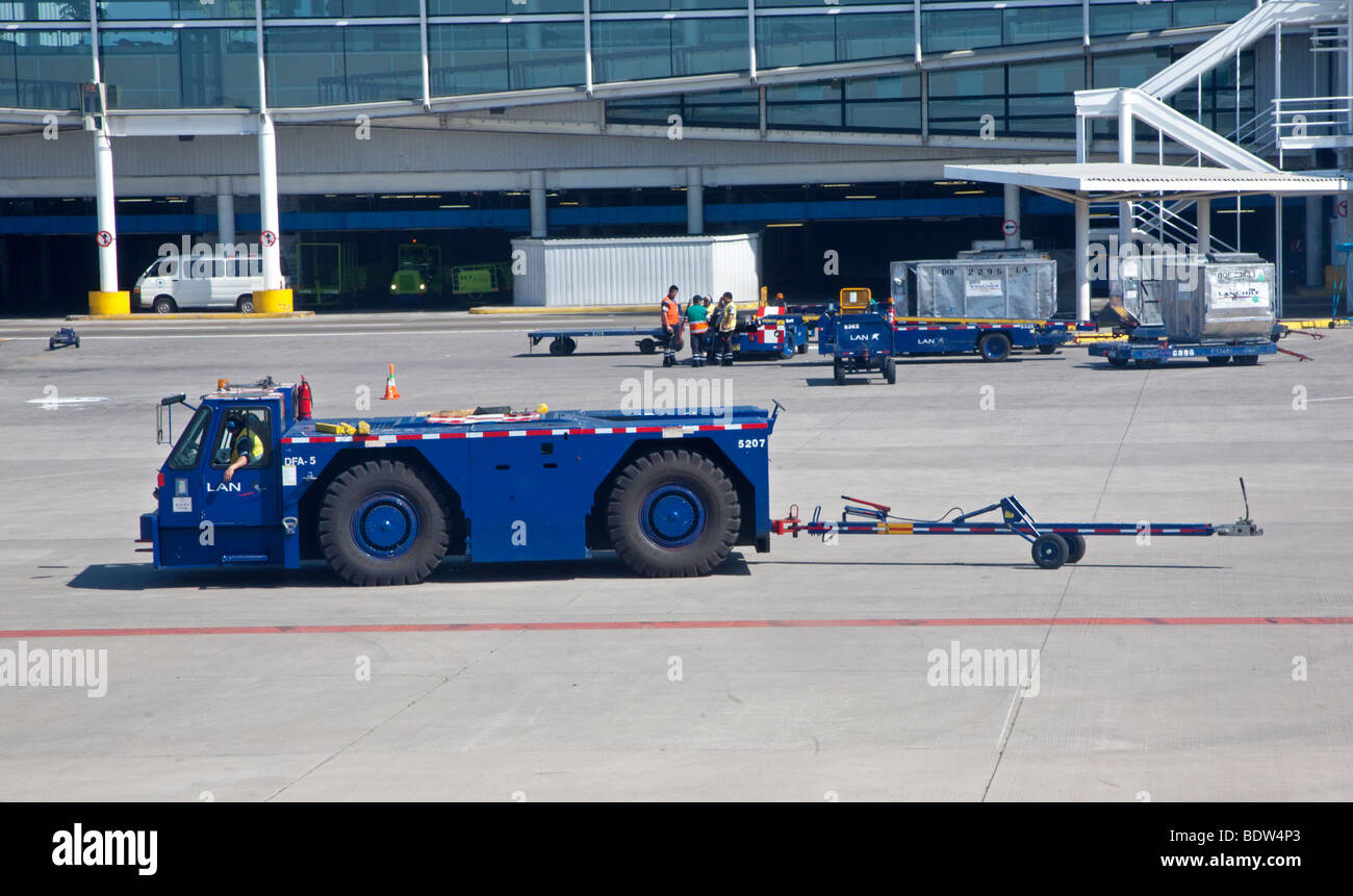Flugzeugschlepper auf Asphalt Flughafen Arturo Merino Benitez Santiago, Chile Stockfoto