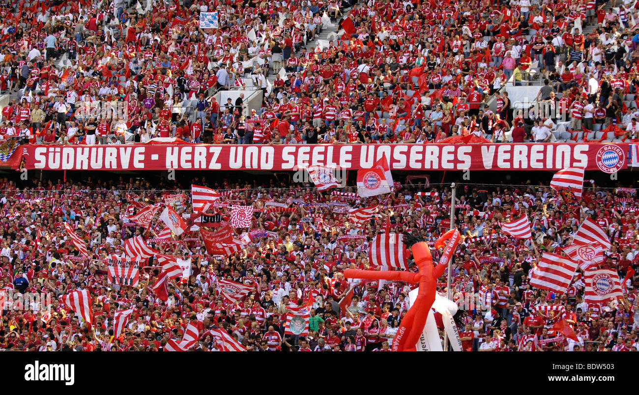 FC Bayern Muenchen Fans, Südufer des Allianz Arena, München, Bayern, Deutschland, Europa Stockfoto