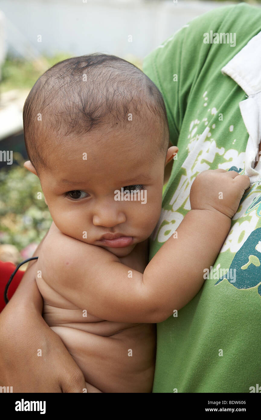 TIMOR-LESTE-Baby im Camp für die Binnenvertriebenen (IDPs) befindet sich an der Polizeiakademie in Dili. Stockfoto