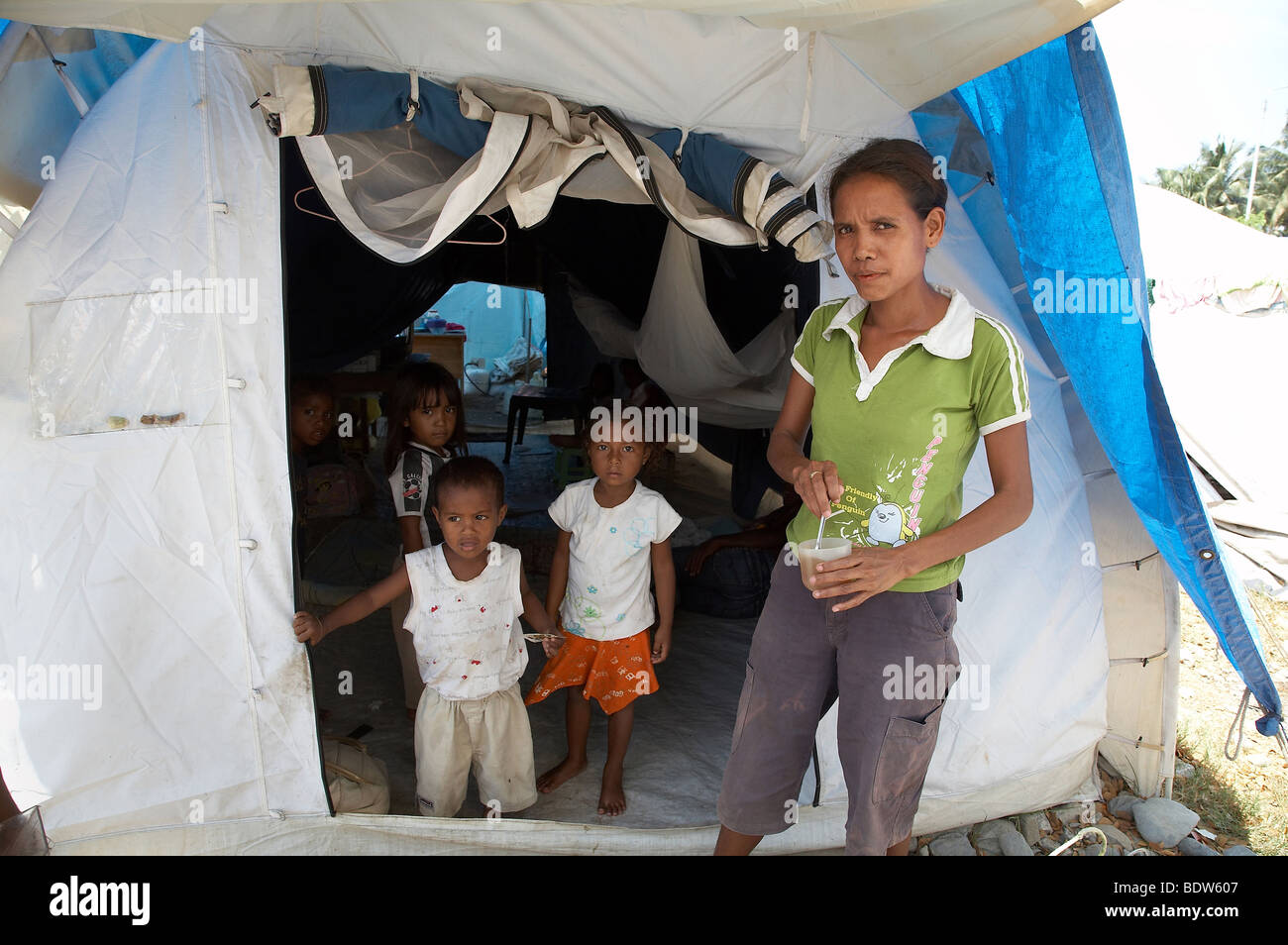 TIMOR-LESTE-Familie im Camp für die Binnenvertriebenen (IDPs) befindet sich an der Polizeiakademie in Dili. Stockfoto