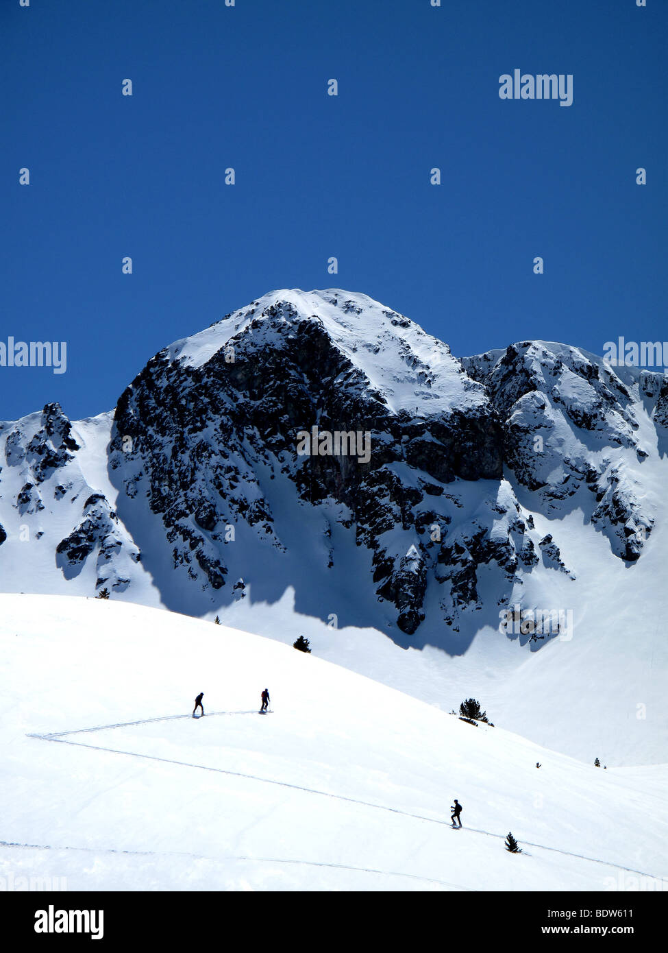 Langlauf besteigen Skifahrer ein Berges in andorra Stockfoto