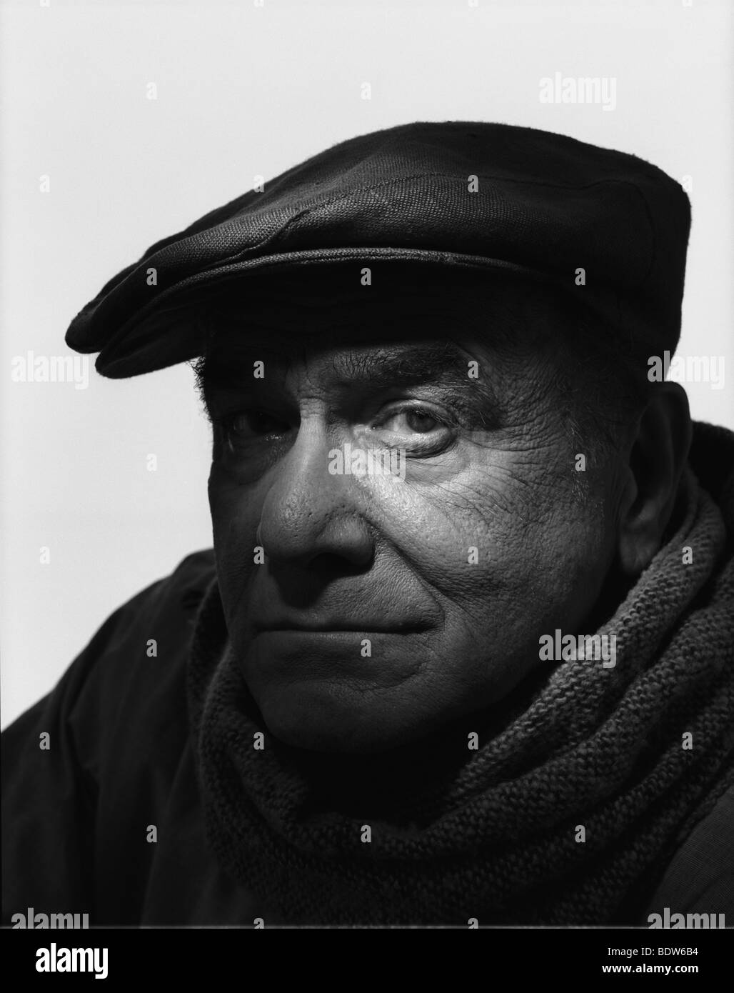 Reifer Mann mit intensiven sehr ernsten Blick anstarren, wie in Anstarren einer unten. in Schwarz und Weiß Stockfoto