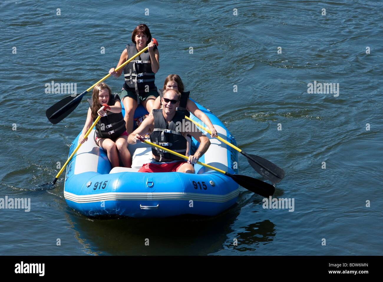 Menschen auf einem Ausflug auf dem Delaware River. Floß, Schwimmer, Schlauchboot, Paddel Angeln entspannen und ein Tages-Ausflug. Stockfoto