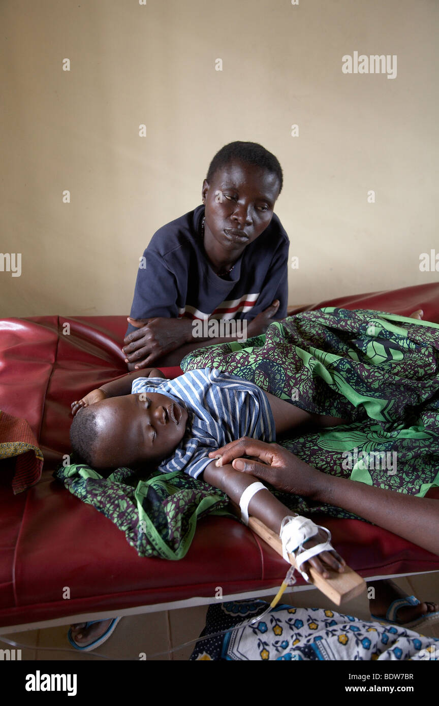 Tansania-Baby krank mit zerebraler Malaria, Kowak Krankenhaus. Foto: Sean Sprague 2007 Stockfoto