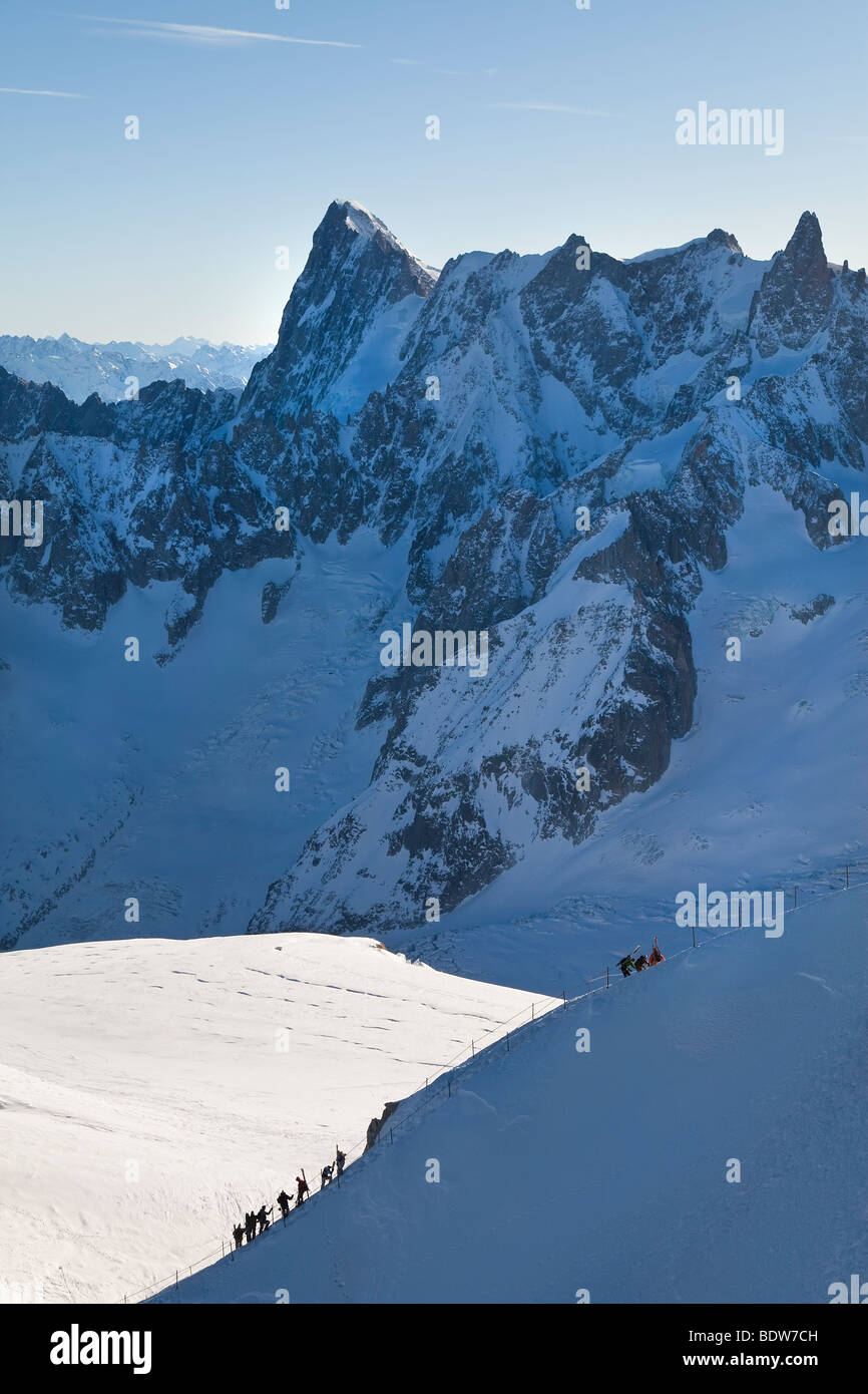 Skifahrer, Vallee Blanche anständige, Aiguille du Midi, Chamonix-Mont-Blanc, Haute-Savoie, Französische Alpen, Frankreich Stockfoto