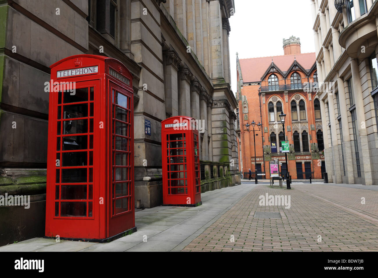 Rote Telefonzellen und viktorianische Architektur im Eden Hotel Birmingham England Uk Stockfoto