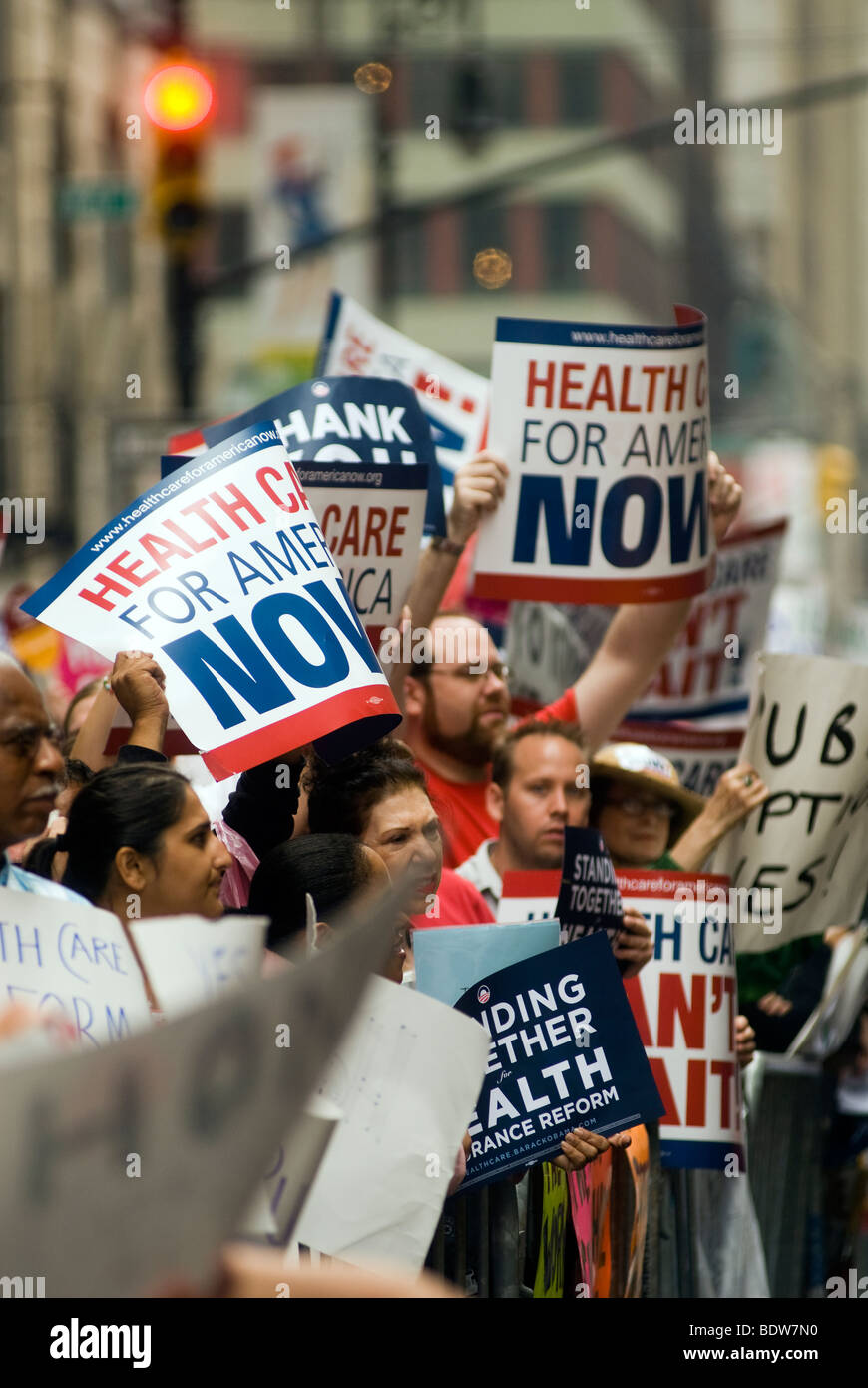 Tausende von Anhängern der Gesundheitsreform versammeln sich am Times Square in New York Stockfoto