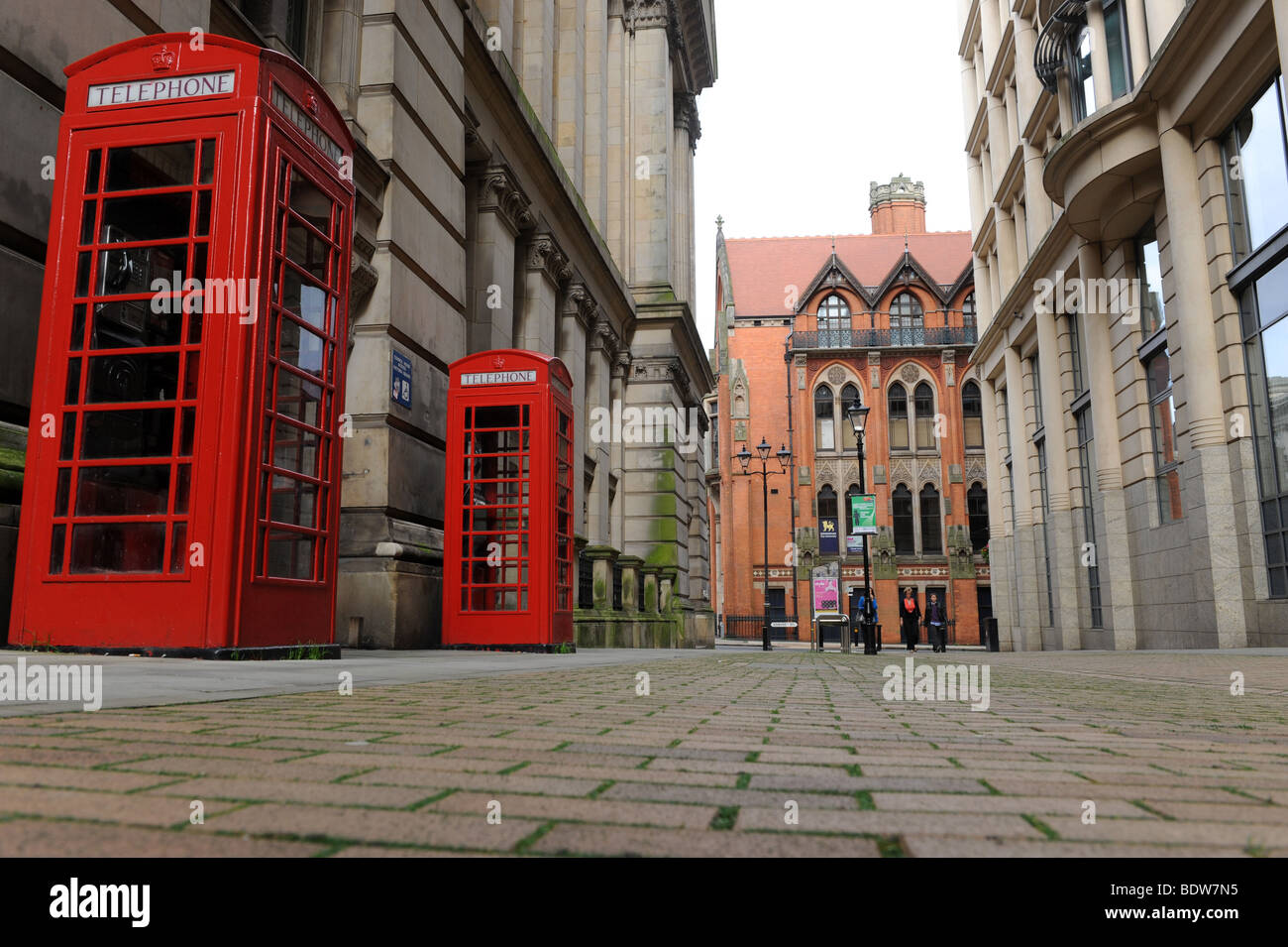 Rote Telefonzellen und viktorianische Architektur im Eden Hotel Birmingham England Uk Stockfoto