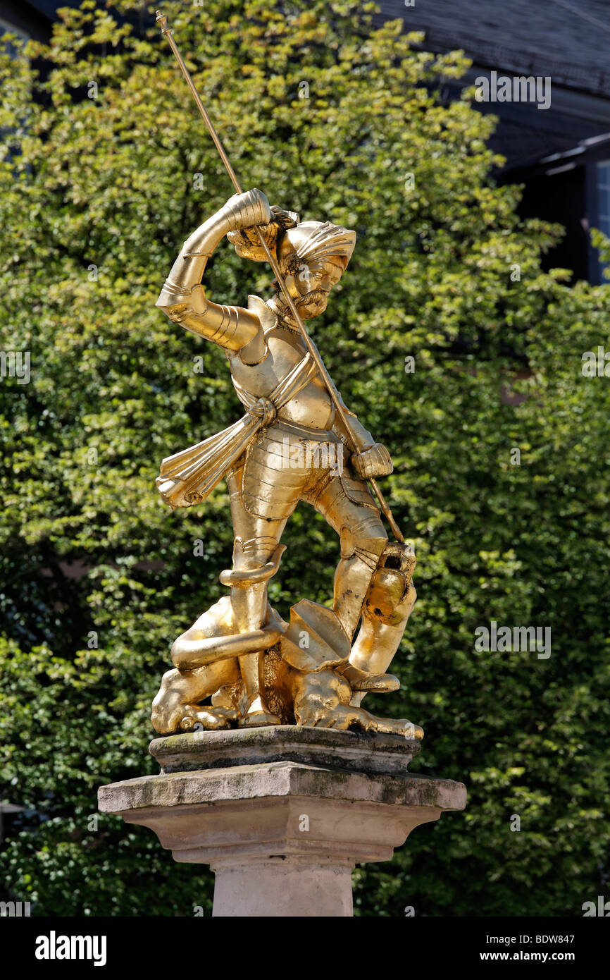 Goldene Statue des Hl. Georg auf dem Marktbrunnen Markt Brunnen, Marktplatz, Eisenach, Thüringen, Deutschland, Europa Stockfoto
