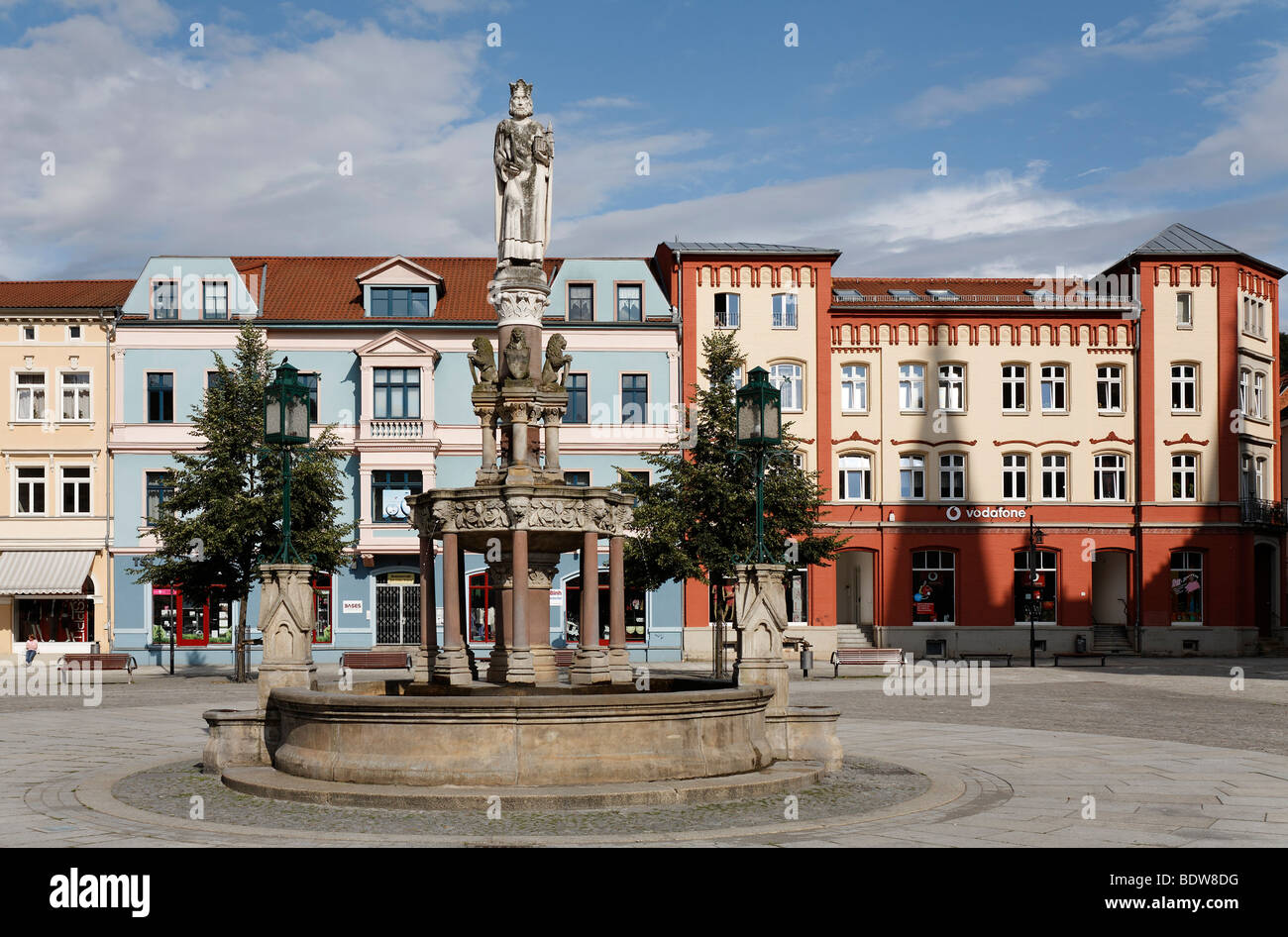 Heinrichsbrunnen Brunnen und Stadt Häuser auf dem Marktplatz, Meiningen, Rhön, Thüringen, Deutschland, Europa Stockfoto